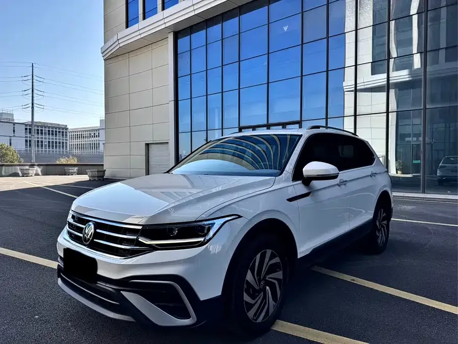 Volkswagen Tiguan L Tiguan L 2022 330TSI Automatic 2WD Smart Edition 2023 — фото 1, купить с доставкой в Москву
