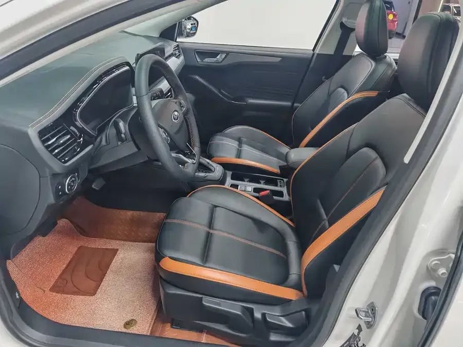 Ford Focus Focus 2022 Sedan EcoBoost 180 Automatic Competition Edition 2023 — миниатюра 3
