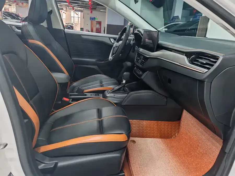 Ford Focus Focus 2022 Sedan EcoBoost 180 Automatic Competition Edition 2023 — миниатюра 4