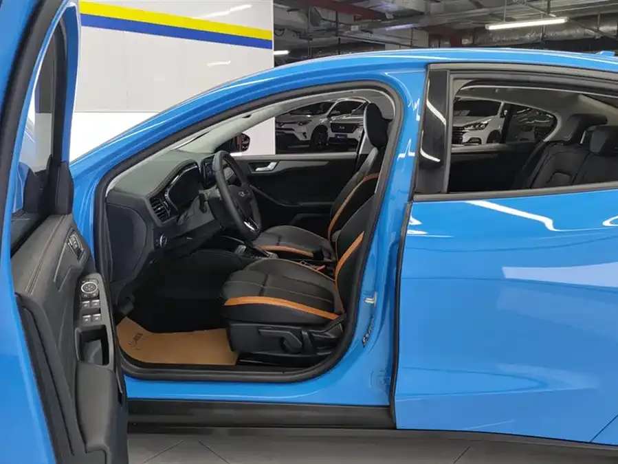 Ford Focus Focus 2022 Sedan EcoBoost 180 Automatic Competition Edition 2023 — миниатюра 3