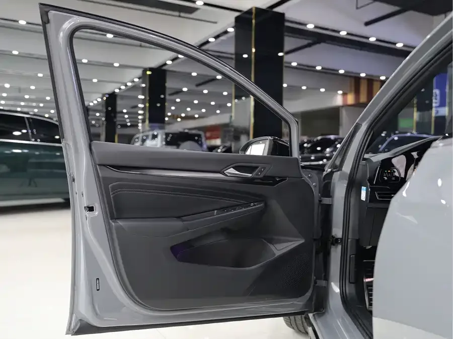 Volkswagen golf Golf 2023 280TSI DSG R-Line 2024 — миниатюра 2