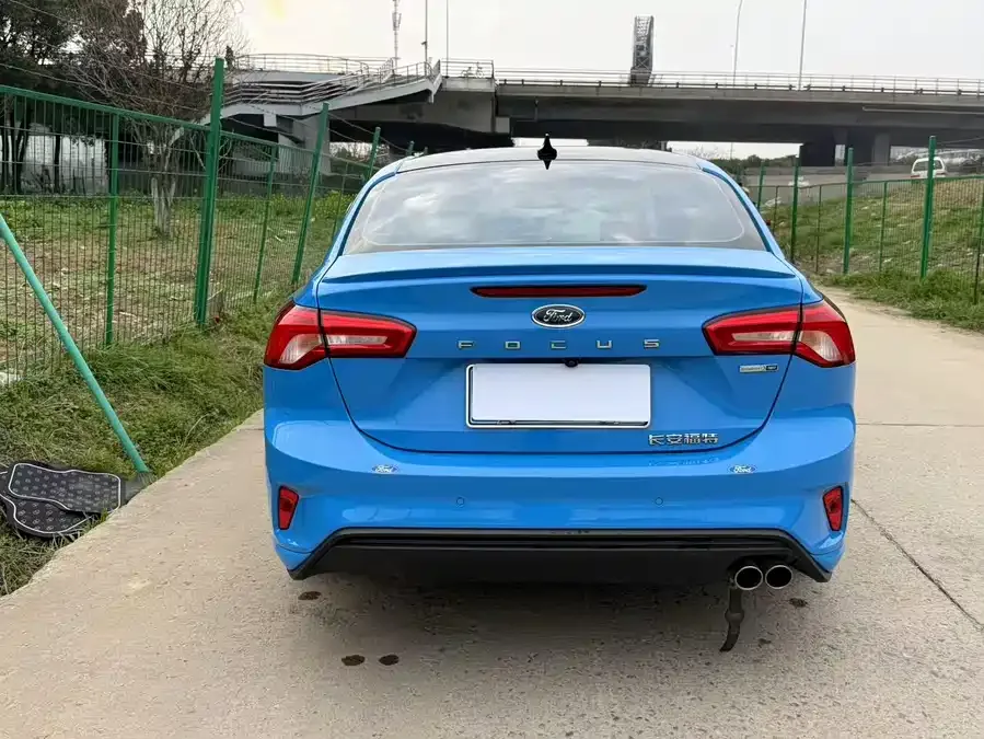 Ford Focus Focus 2022 sedan EcoBoost 180 automatic ST Line 2022 — миниатюра 4