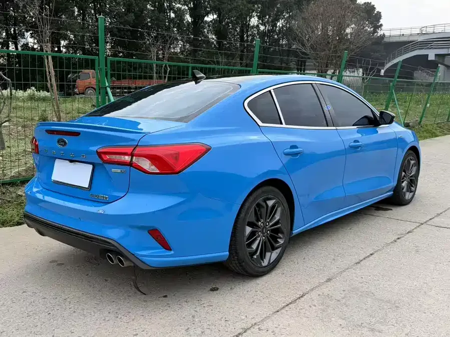 Ford Focus Focus 2022 sedan EcoBoost 180 automatic ST Line 2022 — миниатюра 5