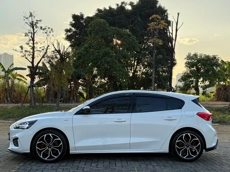 Ford Focus Focus 2021 hatchback EcoBoost 180 automatic ST Line 2022 — миниатюра 4