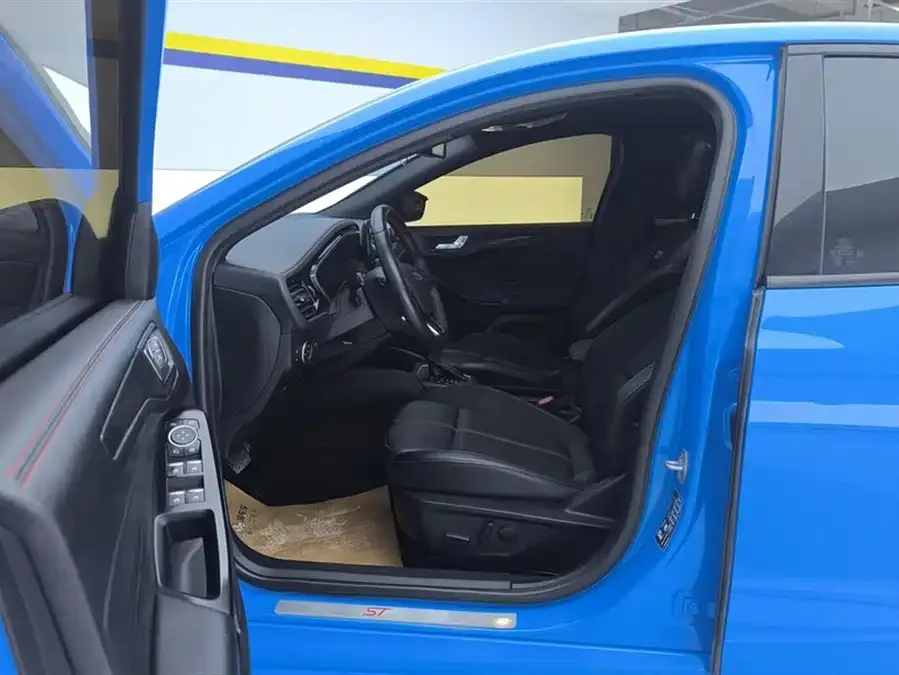 Ford Focus Focus 2022 sedan EcoBoost 180 automatic ST Line 2023 — миниатюра 3