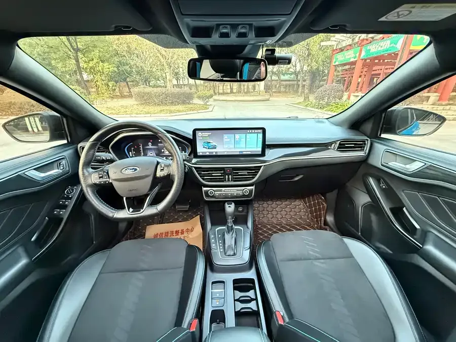 Ford Focus Focus 2022 Hatchback EcoBoost 180 Automatic S Edition 2022 — миниатюра 2