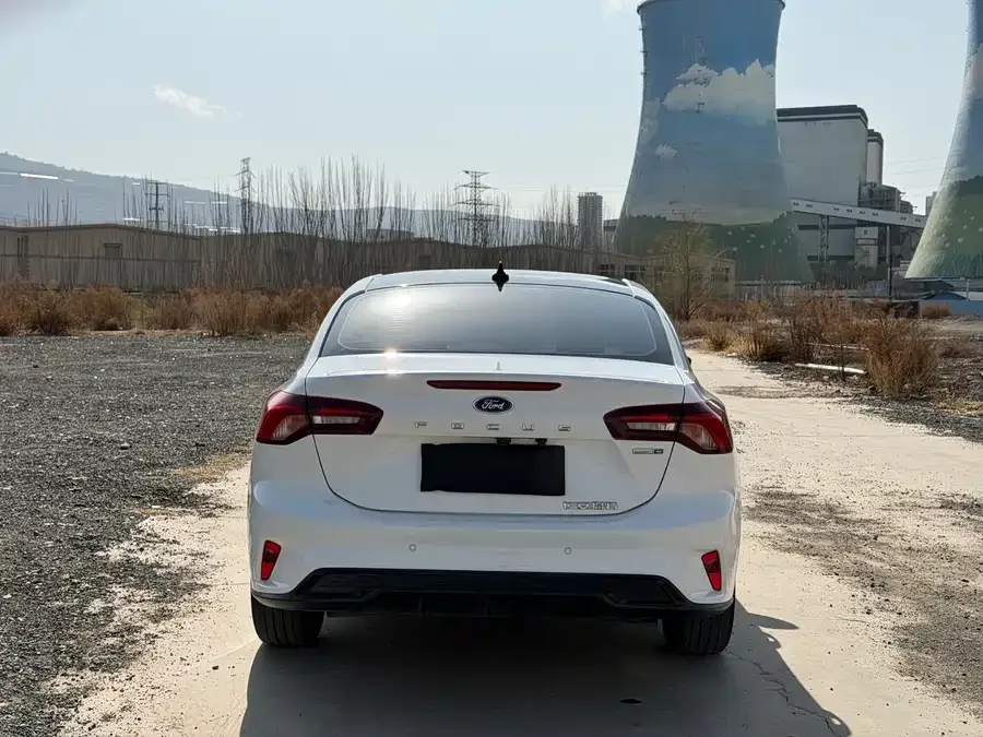 Ford Focus Focus 2022 Sedan EcoBoost 180 Automatic Competition Edition 2022 — миниатюра 2