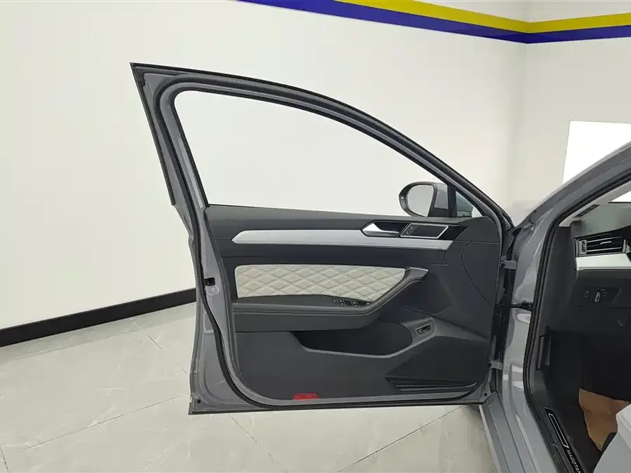 Volkswagen Magotan Magotan 2023 2 million commemorative edition 330TSI DSG luxury model 2024 — миниатюра 4