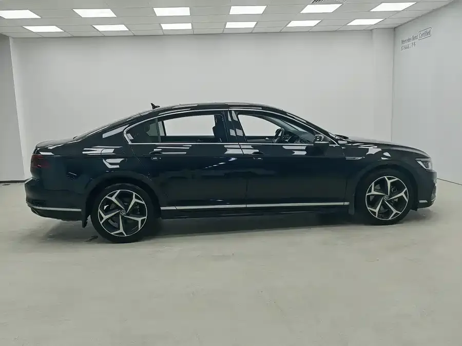 Volkswagen Magotan Magotan 2023 2 million commemorative edition 330TSI DSG luxury model 2023 — миниатюра 2