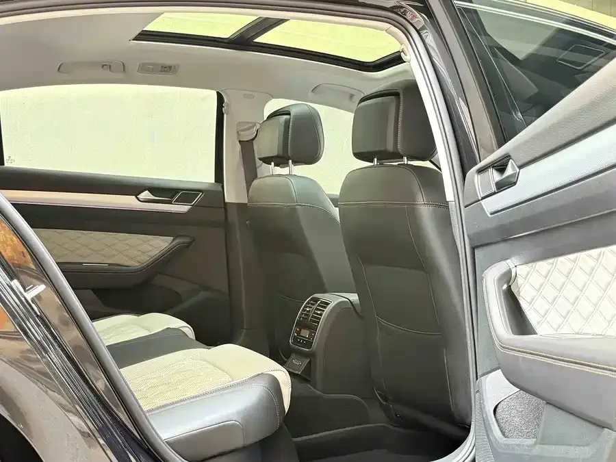 Volkswagen Magotan Magotan 2023 2 million commemorative edition 330TSI DSG luxury model 2024 — миниатюра 5