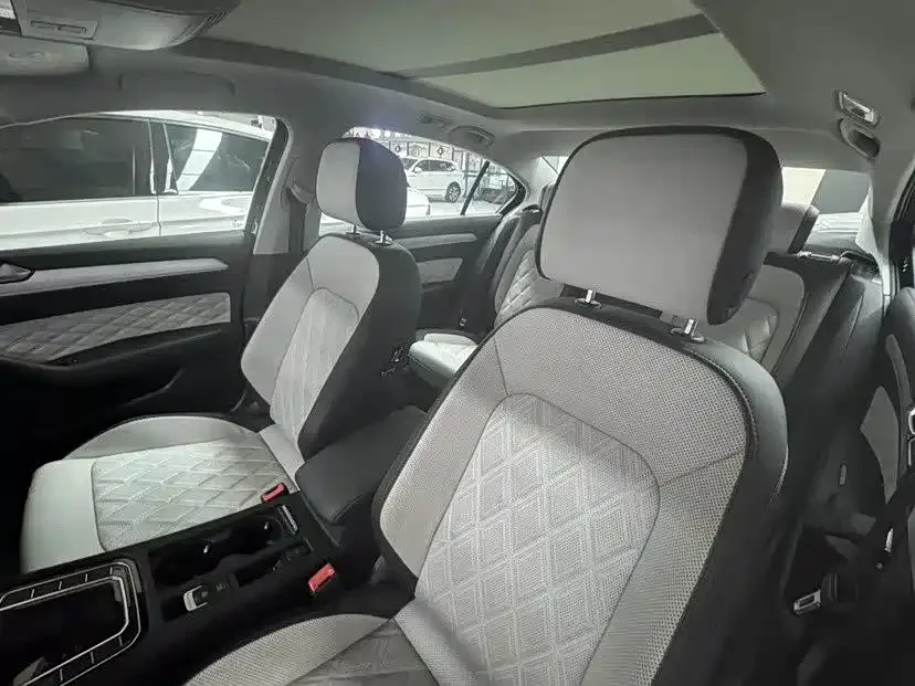 Volkswagen Magotan Magotan 2023 2 million commemorative edition 330TSI DSG leading model 2023 — миниатюра 4