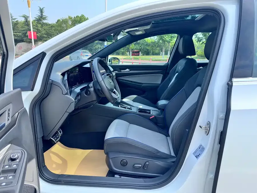 Volkswagen golf Golf 2025 300TSI R-Line 2025 — миниатюра 4
