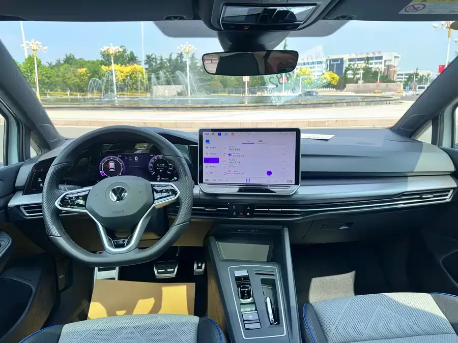 Volkswagen golf Golf 2025 300TSI R-Line 2025 — миниатюра 5