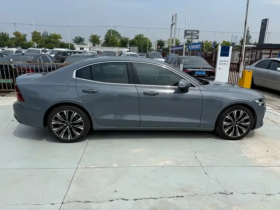 Volvo S60 2022 B4 Zhiyuan Luxury Edition 2023 — миниатюра 2
