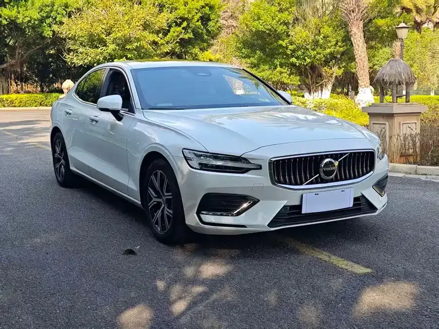 Volvo S60 2024 B4 Luxury Edition 2023 — миниатюра 3