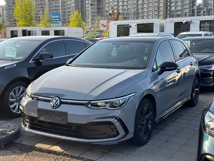 Volkswagen golf Golf 2023 280TSI DSG R-Line Lite 2023 — фото 1, купить с доставкой в Москву