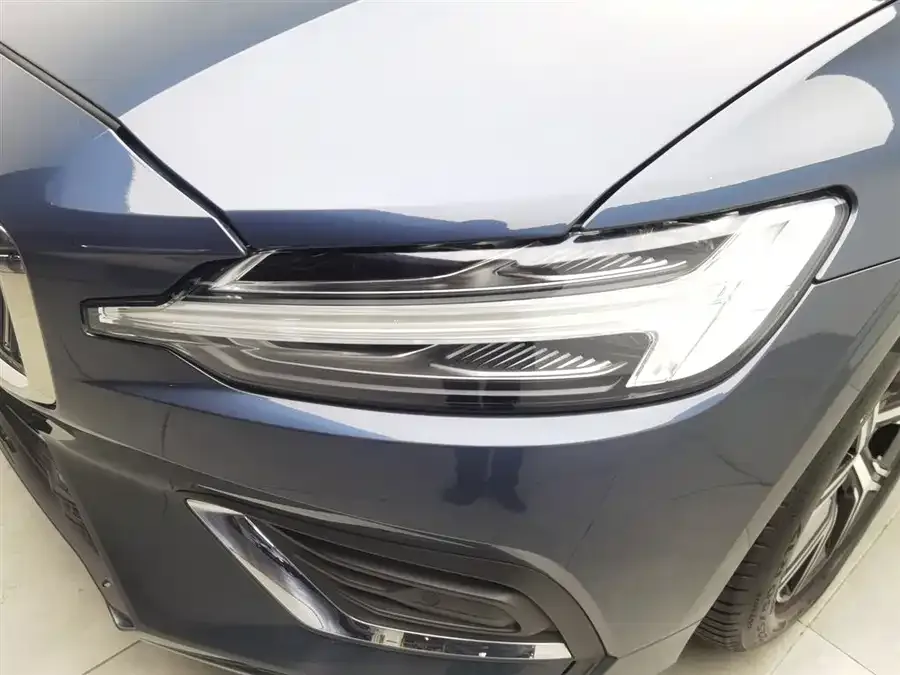 Volvo S60 2023 B4 Zhiyi Luxury Edition 2022 — миниатюра 4