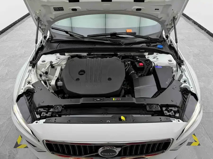Volvo S60 2023 B4 Zhiyi Luxury Edition 2022 — миниатюра 4
