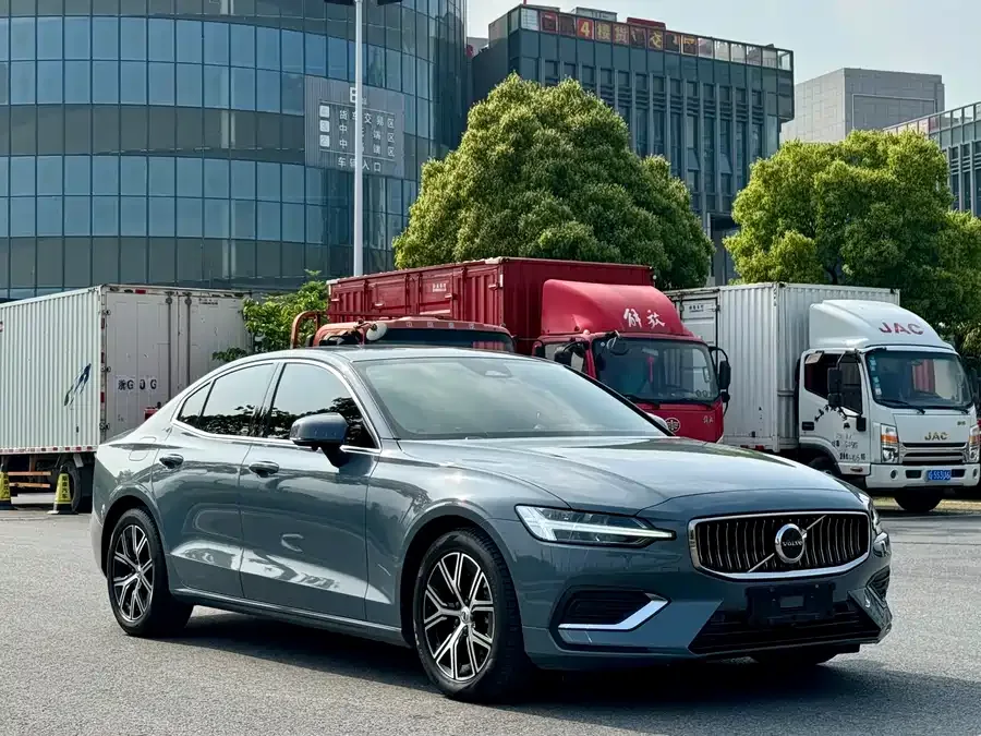 Volvo S60 2024 B4 Luxury Edition 2024 — миниатюра 3