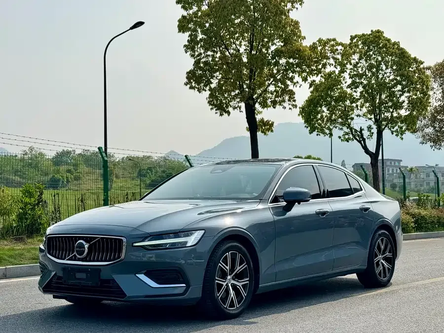 Volvo S60 2024 B4 Luxury Edition 2024 — фото 1, купить с доставкой в Москву