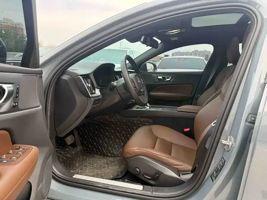 Volvo S60 2024 B4 Luxury Edition 2024 — миниатюра 2