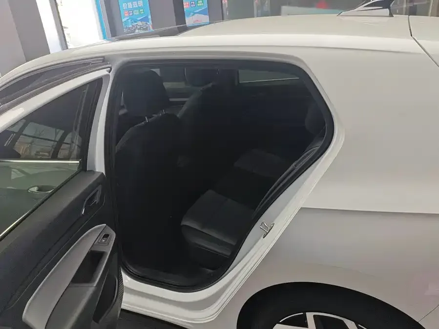Volkswagen golf Golf 2025 300TSI R-Line 2024 — миниатюра 2
