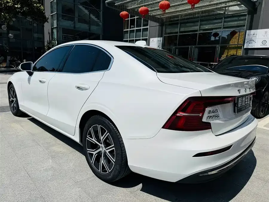 Volvo S60 2023 B4 Zhiyi Luxury Edition 2023 — миниатюра 2