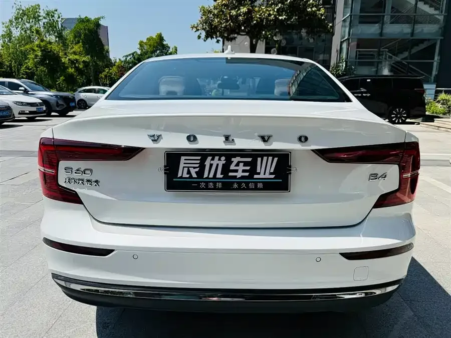 Volvo S60 2023 B4 Zhiyi Luxury Edition 2023 — миниатюра 3