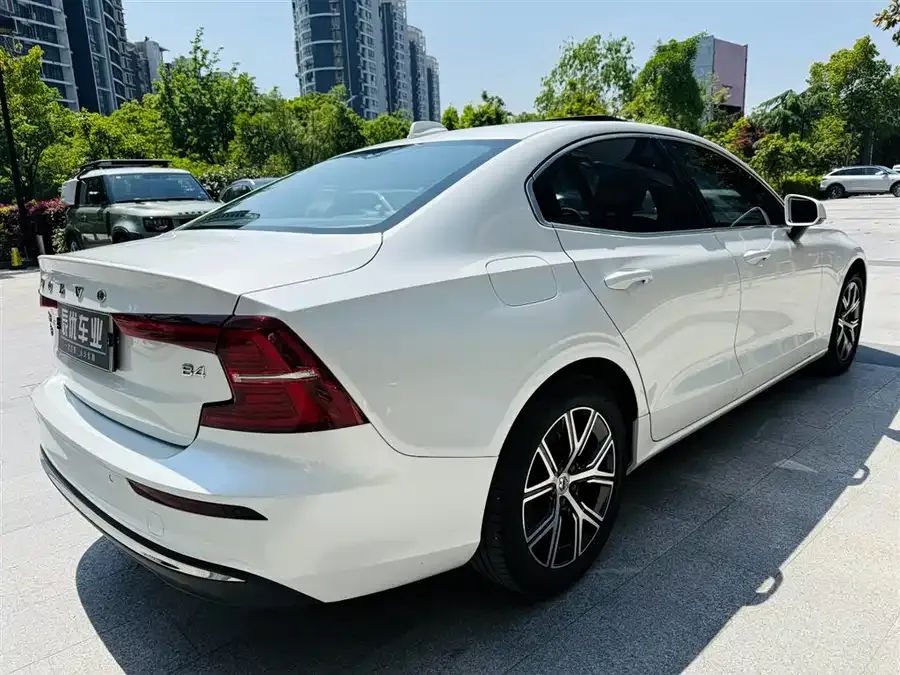 Volvo S60 2023 B4 Zhiyi Luxury Edition 2023 — миниатюра 4