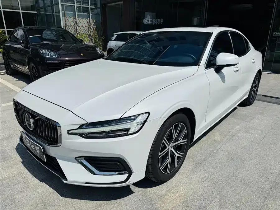 Volvo S60 2023 B4 Zhiyi Luxury Edition 2023 — фото 1, купить с доставкой в Москву