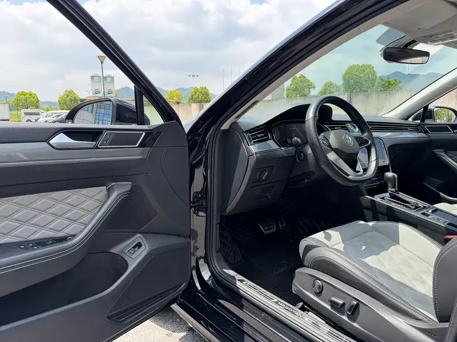 Volkswagen Magotan Magotan 2023 2 million commemorative edition 330TSI DSG leading model 2023 — миниатюра 2