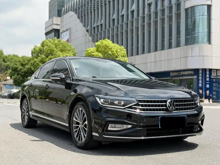 Volkswagen Magotan Magotan 2023 2 million commemorative edition 330TSI DSG leading model 2023 — миниатюра 3