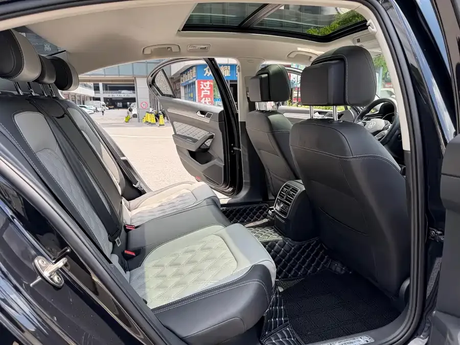 Volkswagen Magotan Magotan 2023 2 million commemorative edition 330TSI DSG leading model 2023 — миниатюра 5