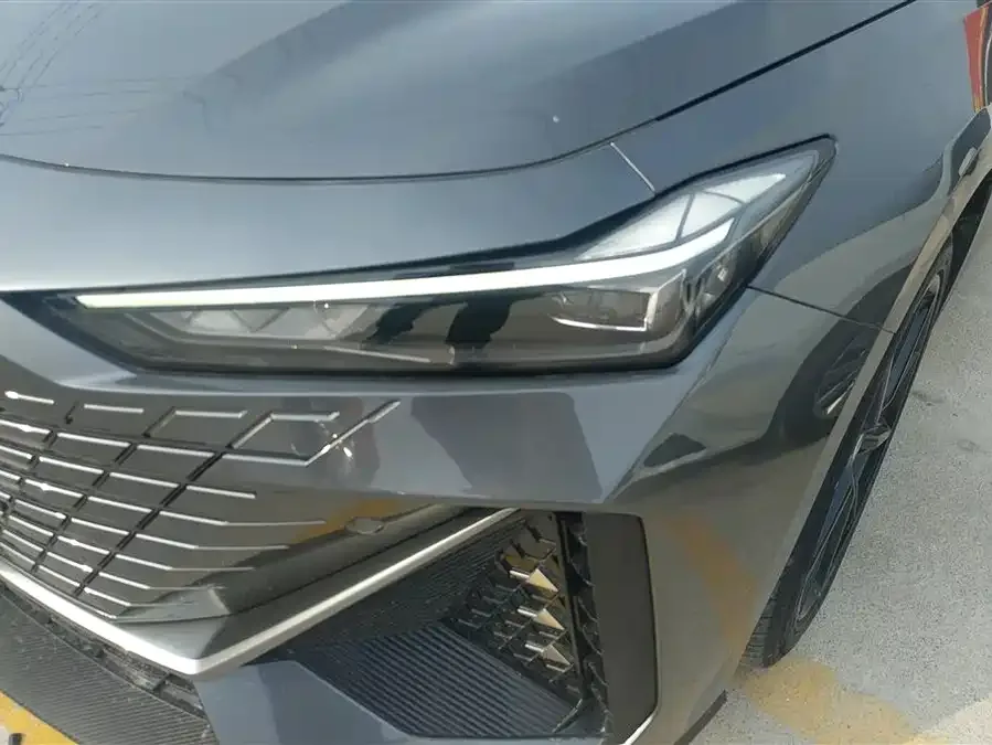 Changan UNI-V Changan UNI-V 2022 1.5T Premium Edition 2022 — миниатюра 2