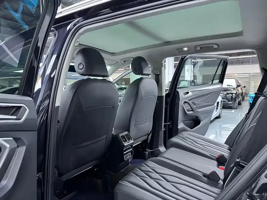 Volkswagen Tiguan L Tiguan L 2023 330TSI Automatic 2WD R-Line Enjoy Edition 2023 — миниатюра 4