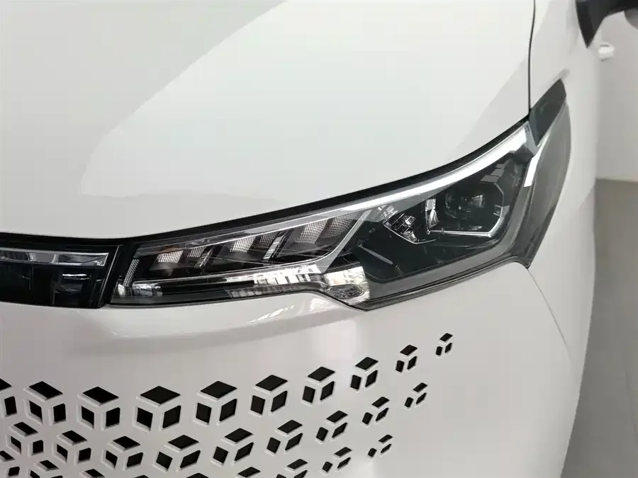 Maxus Xintu V70 Xintu V70 2025 2.0T Manual Short Wheelbase Low Roof Elite Edition 5/6 Seats (125Ps) 2025 — миниатюра 2