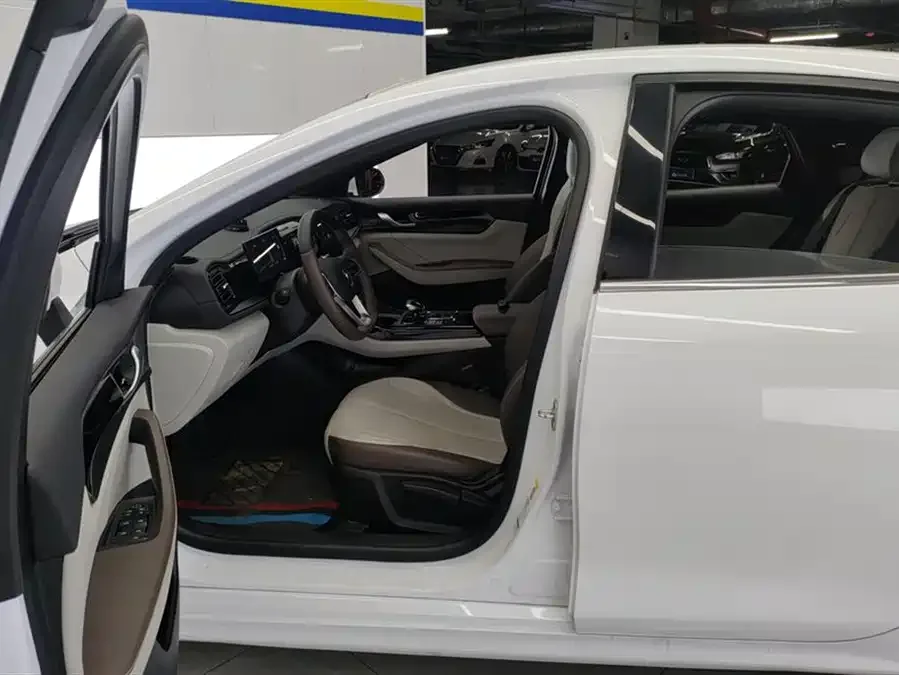 BYD Qin PLUS Qin PLUS 2024 Honor Edition DM-i 55KM Leading Edition 2025 — миниатюра 3