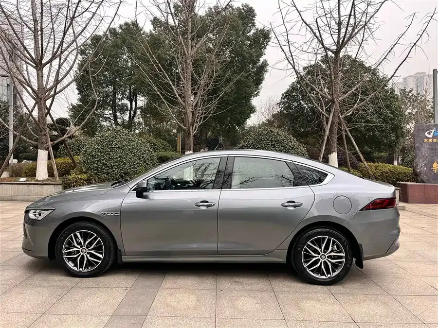 BYD Qin PLUS Qin PLUS 2024 Honor Edition DM-i 120KM Excellence Edition 2024 — миниатюра 3