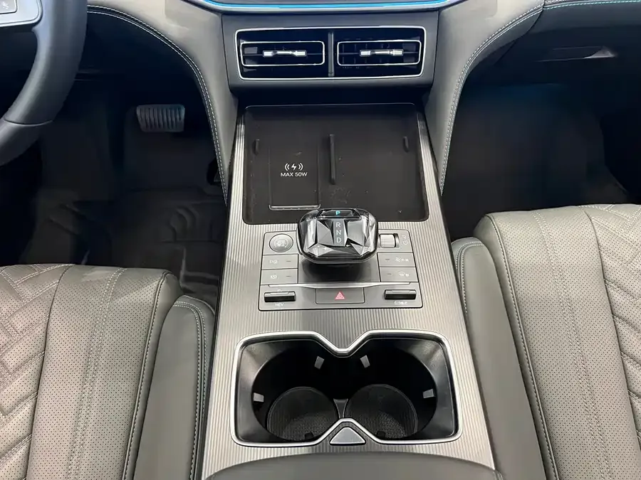 BYD Song L DM-i Song L DM-i 2025 Intelligent Driving Edition 112km Surpassing Edition 2025 — миниатюра 5