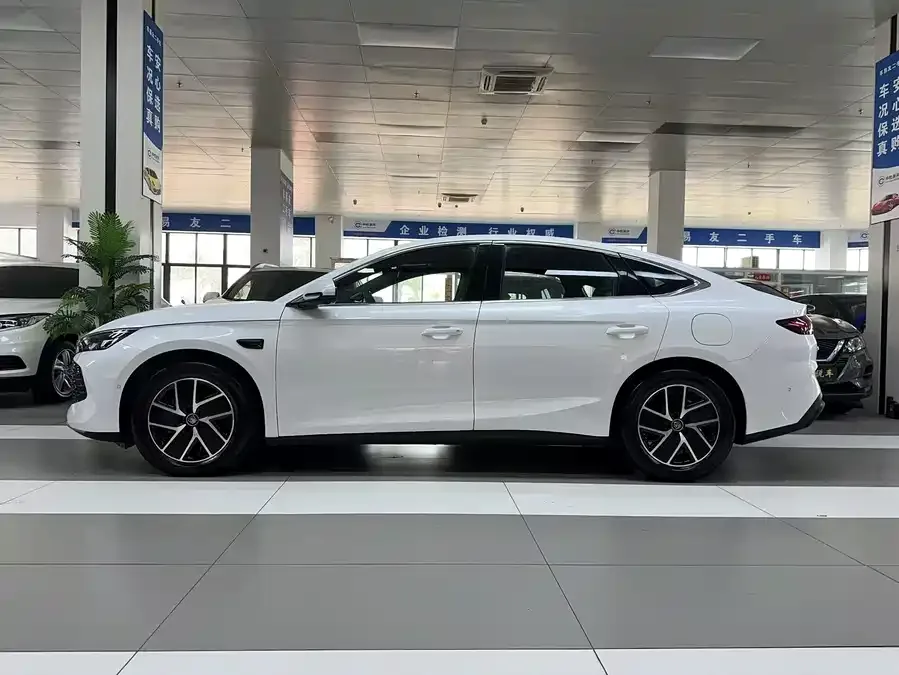 BYD Qin L Qin L 2025 DM-i Intelligent Driving Edition 120KM Beyond Edition 2025 — миниатюра 2