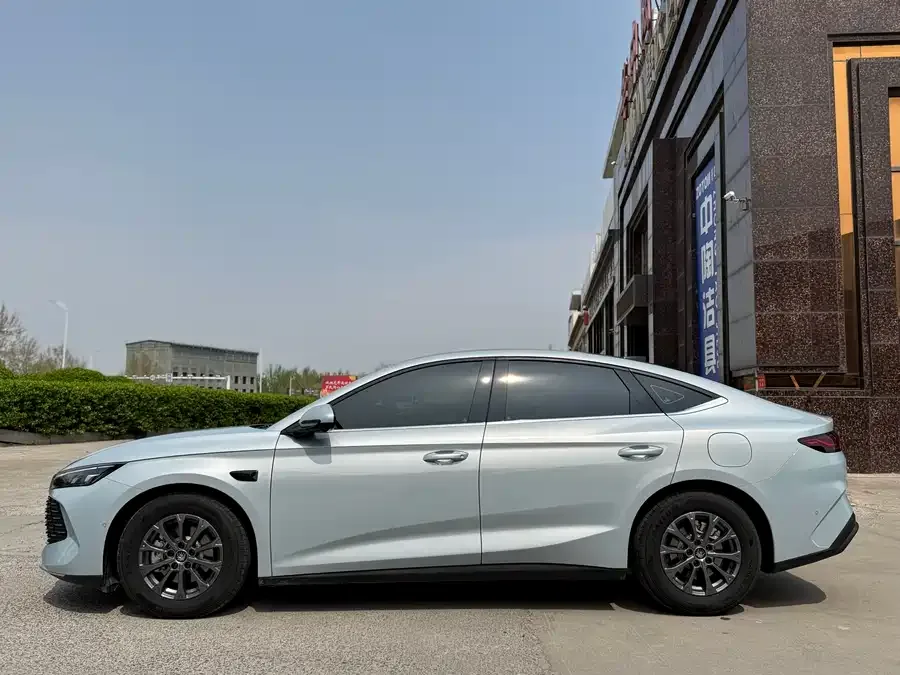 BYD Qin L Qin L 2025 DM-i Intelligent Driving Edition 80KM Leading Edition 2026 — миниатюра 2