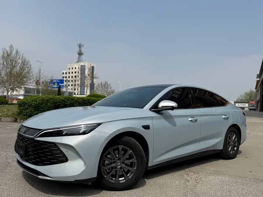 BYD Qin L Qin L 2025 DM-i Intelligent Driving Edition 80KM Leading Edition 2026 — фото 1, купить с доставкой в Москву
