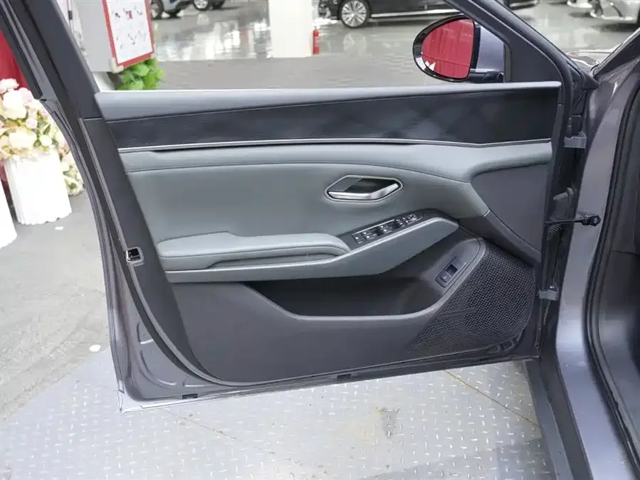 BYD Qin L Qin L 2025 DM-i Intelligent Driving Edition 80KM Leading Edition 2025 — миниатюра 3