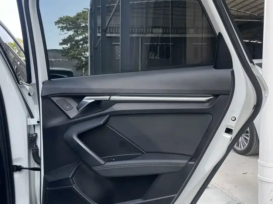 Audi A3 2023 Sportback 35 TFSI stylish and sporty 2023 — миниатюра 3