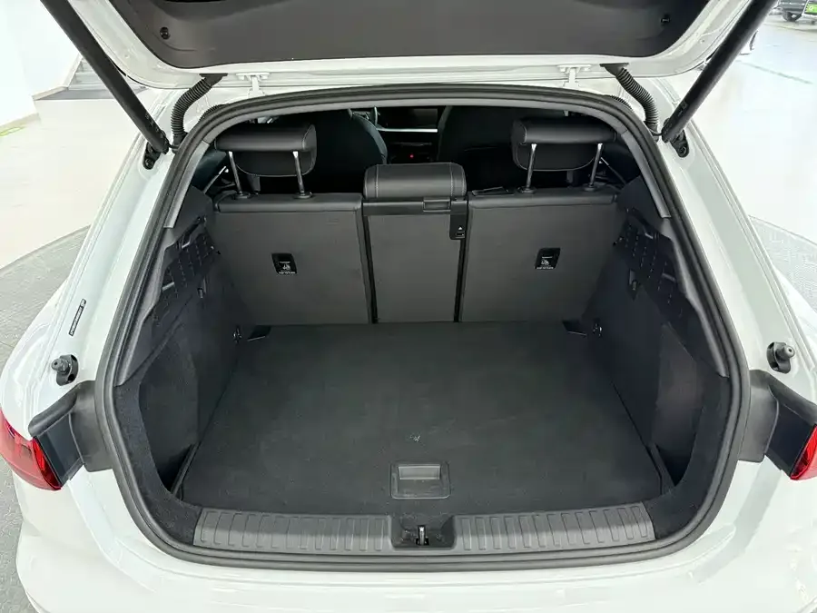 Audi A3 2023 Sportback 35 TFSI stylish and sporty 2023 — миниатюра 4