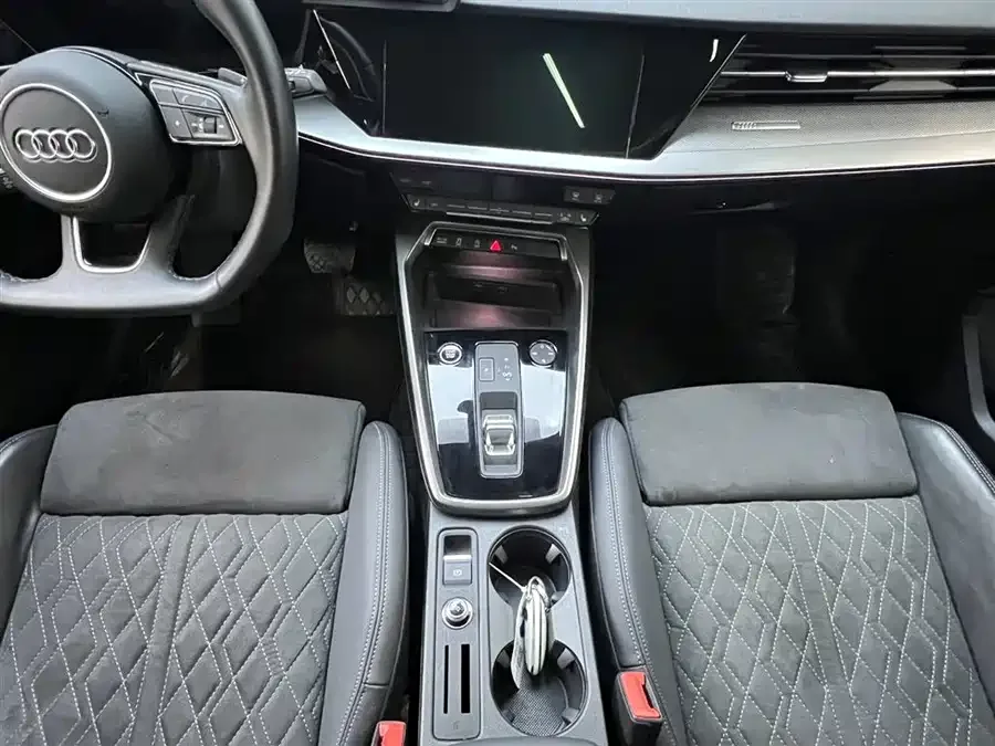 Audi A3 2023 facelift Sportback 35 TFSI luxury sports model 2023 — миниатюра 3