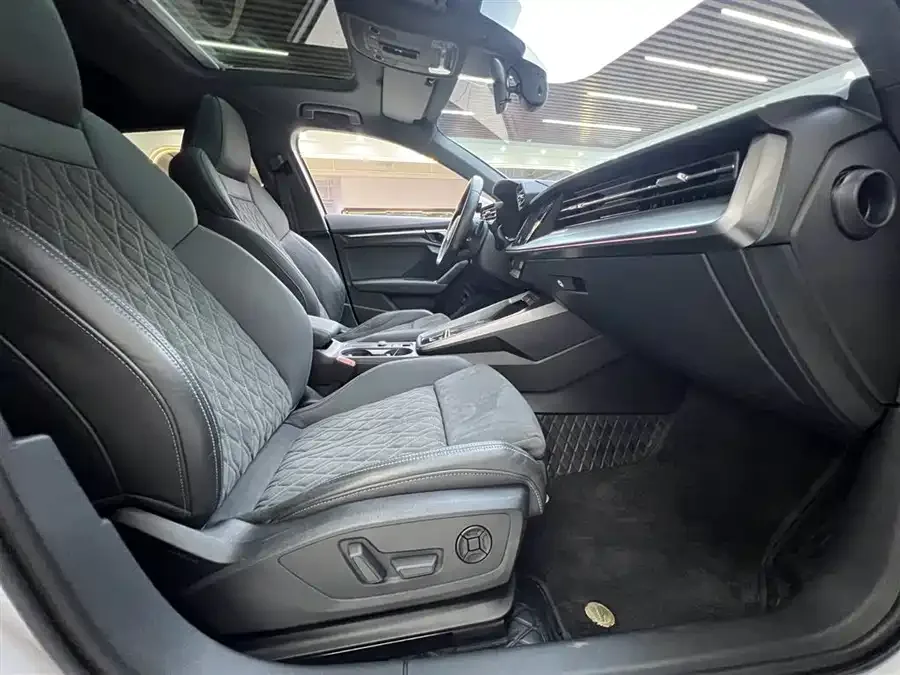 Audi A3 2023 facelift Sportback 35 TFSI luxury sports model 2023 — миниатюра 5