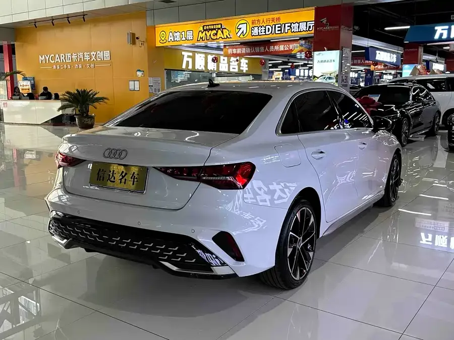 Audi A3 2025 Sportback 35TFSI Flying Spur Premium Edition 2025 — миниатюра 2