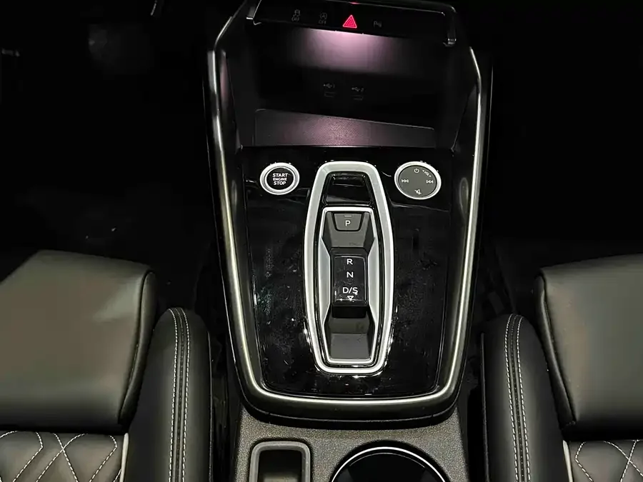 Audi A3 2025 Sportback 35TFSI Flying Spur Premium Edition 2025 — миниатюра 3