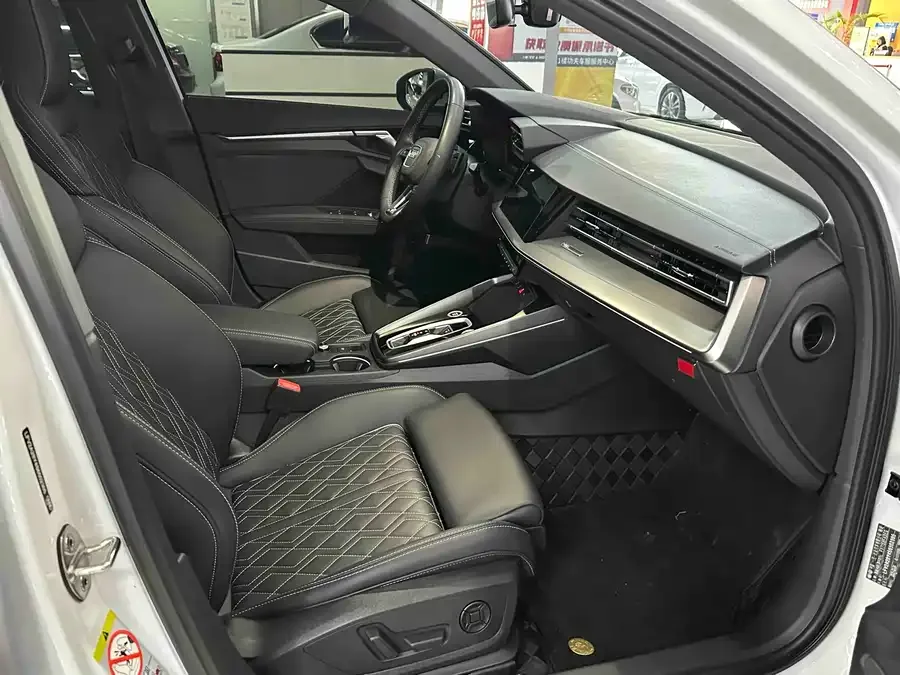 Audi A3 2025 Sportback 35TFSI Flying Spur Premium Edition 2025 — миниатюра 4